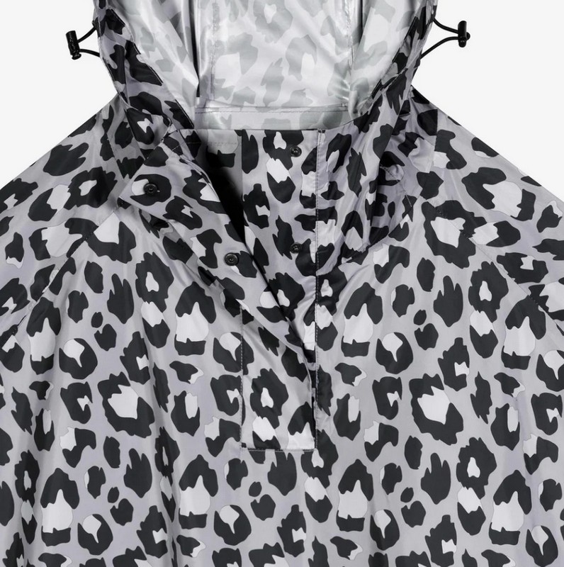 Impermeabile da viaggio pieghevole grigio leopardato, salvaspazio e utilissimo da riporre in valigia